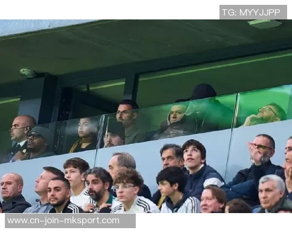 意媒:父亲庆祝亚马尔进球时太振奋,惹恼贝蒂斯球迷并被带离看台 意媒:父亲庆祝亚马尔进球时太振奋,惹恼贝蒂斯球迷并被带离看台